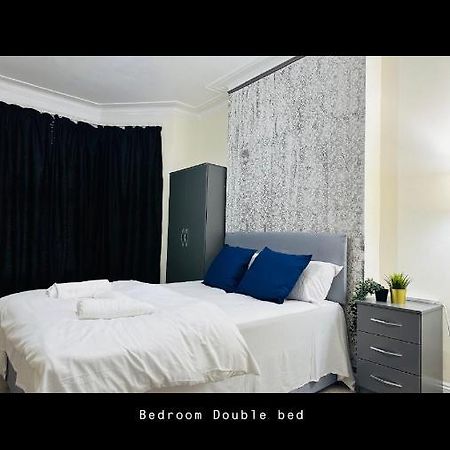 2 Bedroom Double Bed In East Londra Esterno foto