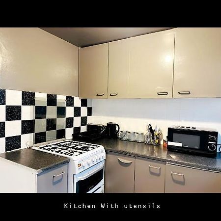 2 Bedroom Double Bed In East Londra Esterno foto