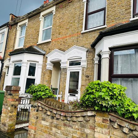2 Bedroom Double Bed In East Londra Esterno foto