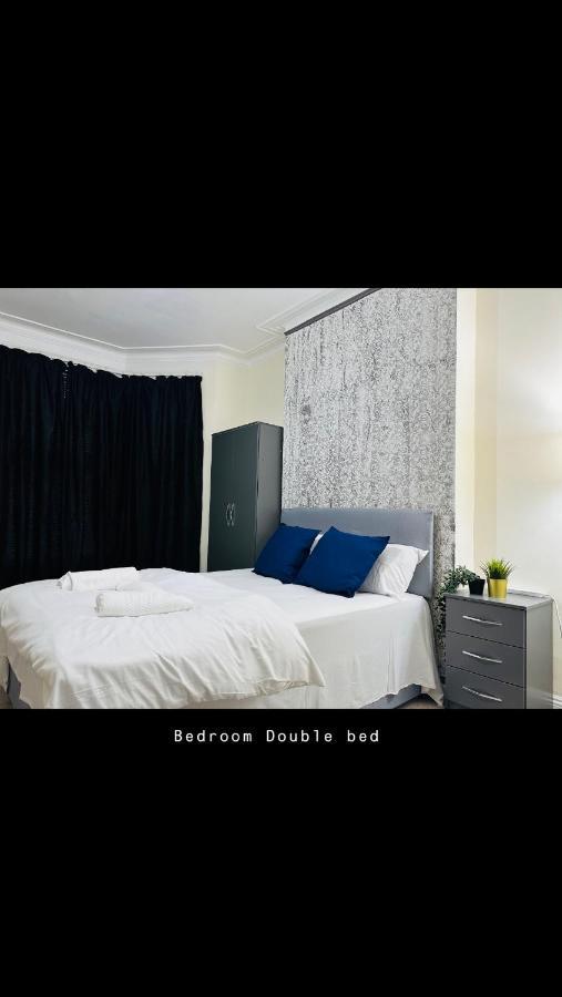 2 Bedroom Double Bed In East Londra Esterno foto