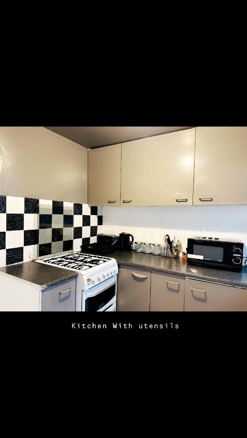 2 Bedroom Double Bed In East Londra Esterno foto