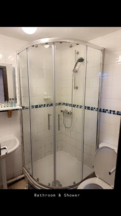 2 Bedroom Double Bed In East Londra Esterno foto
