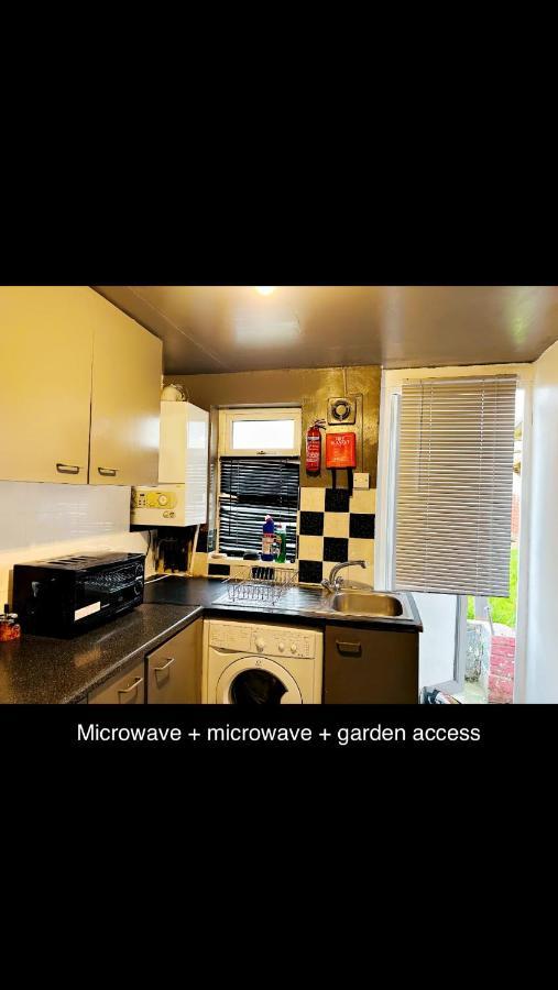 2 Bedroom Double Bed In East Londra Esterno foto