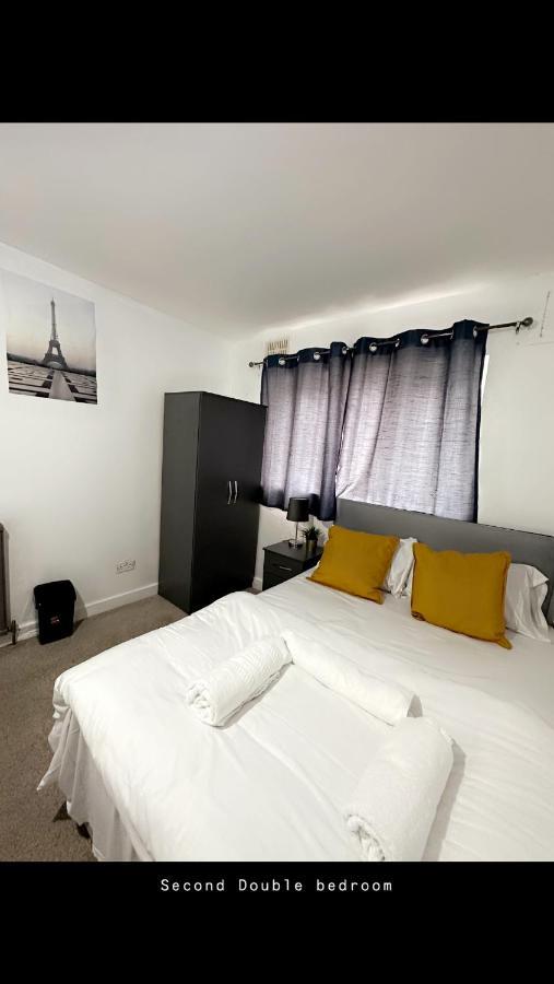 2 Bedroom Double Bed In East Londra Esterno foto