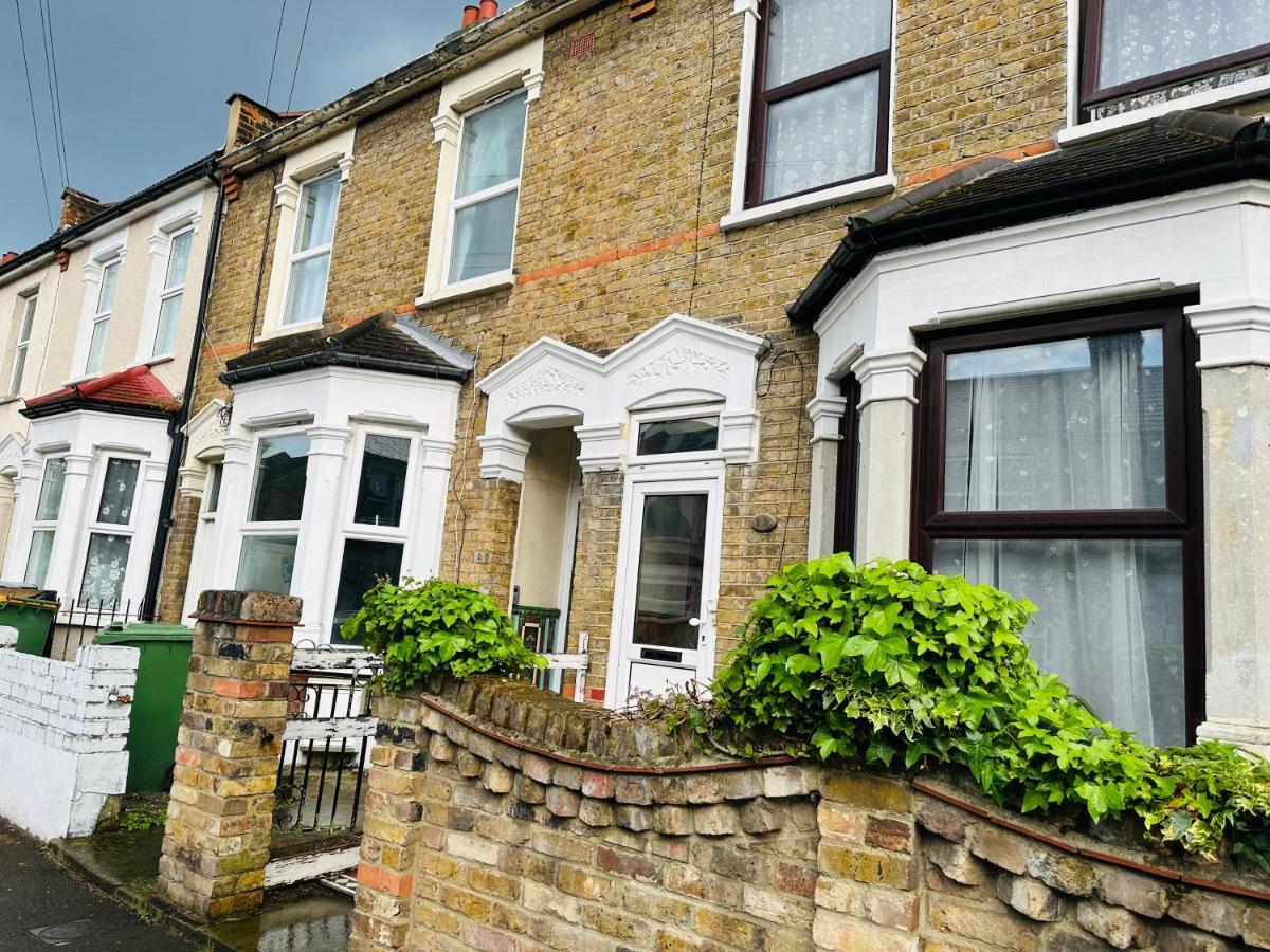 2 Bedroom Double Bed In East Londra Esterno foto